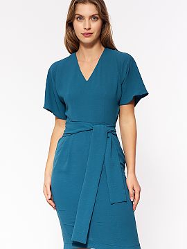 Šaty na deň Nife  Elegantné šaty so zaväzovaním v páse by si mali nájsť svoje miesto v šatníku každej ženy! Vďaka výstrihu v tvare V predlžuje k