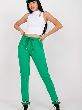 Tepláky BFG  Tepláky s vysokým pásom, elastickým pásom a šnúrkou na stiahnutie. Nohavice so zasúvacími vreckami na bokoch. Ideálne na každoden