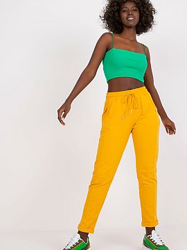 Tepláky BFG  Tepláky s vysokým pásom, elastickým pásom a šnúrkou na stiahnutie. Nohavice so zasúvacími vreckami na bokoch. Ideálne na každoden