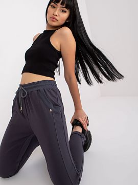 Tepláky BFG  Tepláky s vysokým pásom, elastickým pásom a šnúrkou na stiahnutie. Nohavice so zasúvacími vreckami na bokoch. Ideálne na každoden