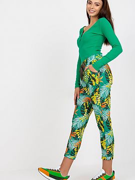 Tepláky Relevance  Dámske tepláky s elastickým pásom a šnúrkou na zaväzovanie. Vrecká na bokoch. Nohavice zo vzorovaného materiálu.