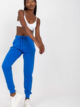 Tepláky BFG  Tepláky s elastickým pásom a vreckami na bokoch. Nohavice s vysokým pásom a šnúrkou v páse.