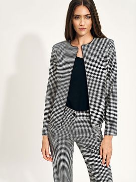 Žaket Nife  Krátke sako rovného strihu s módnym peplitovým vzorom je dokonalým doplnkom jemného kancelárskeho štýlu. Minimalizmus strihu umož�