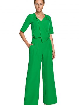 Overal Moe  Príležitostný nohavicový oblek s rukávmi po lakeť, obálkovým vrchom, záševkami a vreckami. Široký typ nohavíc. Kryté zapínani