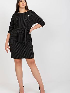 šaty plus size Lakerta  Plus size šaty ceruzkového strihu s 3/4 rukávmi a okrúhlym výstrihom. S opaskom na zaväzovanie v páse. Šaty z pruhovanej látky.