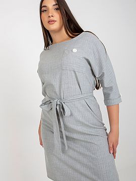 šaty plus size Lakerta  Plus size šaty ceruzkového strihu s 3/4 rukávmi a okrúhlym výstrihom. S opaskom na zaväzovanie v páse. Šaty z pruhovanej látky.
