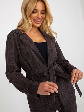 Blejzer Lakerta  Kostkované sako s dlhými rukávmi a viazaním. Bunda so zasúvacími vreckami. Perfektne sa hodí k nohaviciam alebo samostatne.
