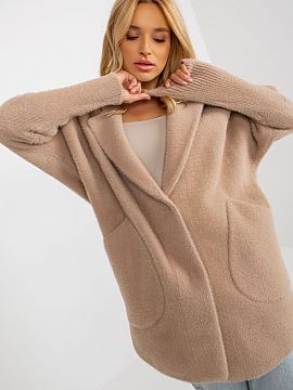 Kabát MBM  Dámsky kabát so zapínaním na patentky a s vreckami. Ideálne na jeseň a ďalšie obdobie.