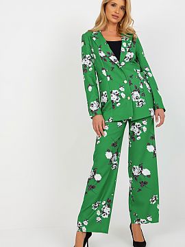 Blejzer Lakerta  Jednoduché, ale elegantné dámske sako s dlhými rukávmi a zapínaním na gombíky. Bunda je celá podšitá. Výborne sa hodí k nohavic