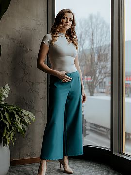 Dámske nohavice Tessita  Dámske nohavice v dĺžke 7/8 so širokými nohavicami. Nohavice sa zapínajú na ozdobný zips. Ideálny návrh na mnohé príležitosti.