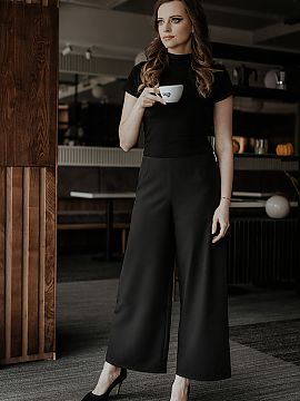 Dámske nohavice Tessita  Dámske nohavice v dĺžke 7/8 so širokými nohavicami. Nohavice sa zapínajú na ozdobný zips. Ideálny návrh na mnohé príležitosti.