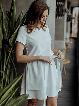 Šaty na deň Tessita  Šaty s krátkymi rukávmi, elastickým pásom a dvojvrstvovou mierne rozšírenou spodnou časťou. Doplnené opaskom v rovnakej farbe.