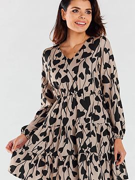 Šaty na deň awama  Mini šaty A470 s dlhými rukávmi ukončenými gumičkou. Majú jemný, ženský výstrih do V. Krížové prešívanie vytvára volániky,