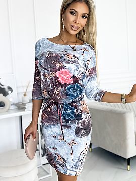 Šaty na deň Numoco  Športové šaty s viazaním, 3/4 rukávmi a vreckami, kvety na kamennom pozadí. Vyrobené z elastického materiálu s mierne semišovou š