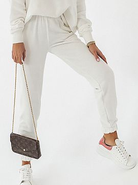 Tepláky IVON  Tepláky joggers ušité z mäkkej bavlny. Pohodlné nohavice zakončené šnúrkou v páse, elastickým pásom a vreckami na bokoch, zaruč