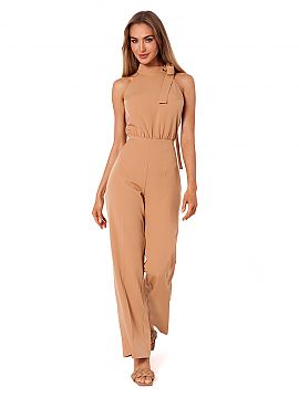 Overal Moe  Elegantný nohavicový kostým s výstrihom do pol pása a nápadným zaväzovaním okolo krku. Oblek má kryté zapínanie na zips a na bok