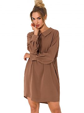 Šaty na deň Moe  Tunikové šaty s golierom a výstrihom na chrbte zdobené retiazkou. Šaty s dlhými rukávmi a voľným strihom.