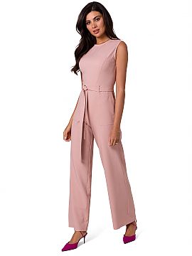 Overal BeWear  Kombinéza bez rukávov s vreckami a opaskom na zaväzovanie je praktickým a kompletným oblečením na mnohé letné príležitosti.