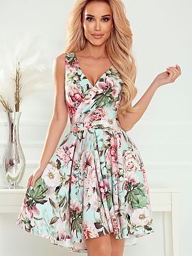 Spoločenské šaty Numoco  Asymetrické šaty s dlhším chrbtom, výstrihom a opaskom. Vzor: ružové kvety na mätovom pozadí. Sukňa s dlhším zadným dielom bude