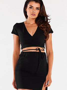 Krátka sukňa Infinite You  Mini sukňa s hrubým elastickým pásom. Vpredu má dva ozdobné zvislé švy. Malý rozparok na ľavej nohavici. Navrhnuté a ušité v Po