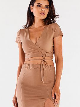 Krátka sukňa Infinite You  Mini sukňa s hrubým elastickým pásom. Vpredu má dva ozdobné zvislé švy. Malý rozparok na ľavej nohavici. Navrhnuté a ušité v Po