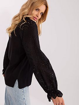 Blúzka Lakerta  Elegantná blúzka s dlhými rukávmi a ažúrovým vzorom. Návrh ideálny na mnohé príležitosti.