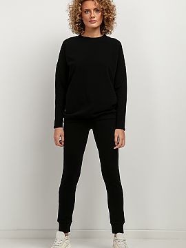 Tepláky Tessita  Priliehajúce tepláky z mäkkej pletenej teplákoviny. Majú riasenie s gumou v páse a manžety na nohaviciach, ktoré krásne zvýrazňuj