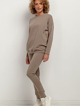 Tepláky Tessita  Priliehajúce tepláky z mäkkej pletenej teplákoviny. Majú riasenie s gumou v páse a manžety na nohaviciach, ktoré krásne zvýrazňuj