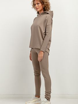 Dlhé legíny Tessita  Priliehavé dámske nohavice v legínovom štýle z teplákového úpletu sú pohodlné a spoľahlivé na športovanie počas jesenných dn�