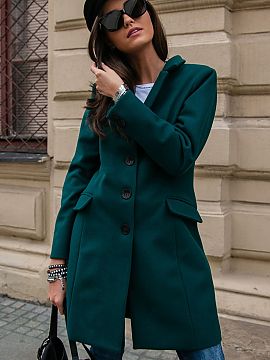Kabát Roco Fashion  Jednoradový kabát s vypasovaným strihom. Zapínanie na tri gombíky s klasickým golierom. Má podšívku, praktické vrecká a ozdoby v 