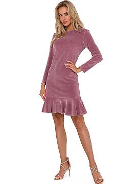 Šaty na deň Moe  Velúrové šaty priliehavého strihu s dlhými rukávmi, bez podšívky. Šaty majú v spodnej časti ozdobný volán. Navrhnuté a ušité
