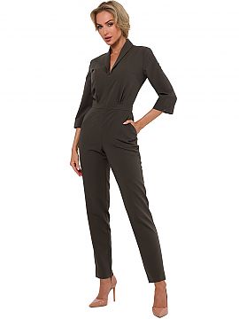 Overal Moe  Kombinéza s 3/4 rukávmi a polstrovaným golierom, zapínaná na krytý zips. Miestne záhyby v línii pása, úzke nohavice s prešívaní