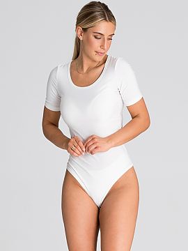 Body Figl  Body je jedinečný kúsok oblečenia, ktorý spája štýl a pohodlie. Má krátke rukávy a polkruhový výstrih, ktorý je silno vykrojen