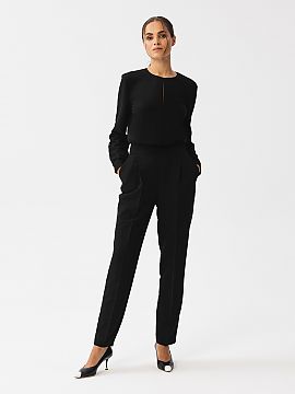 Overal Stylove  Predstavujeme jedinečný jednodielny overal, ktorý spája štýl a pohodlie. Výstrih kombinézy je zdobený nápadným rozparkom, ktorý 